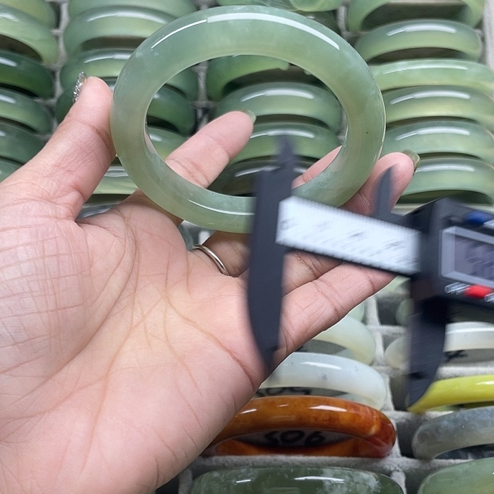 蛇纹石玉未镶嵌手镯301