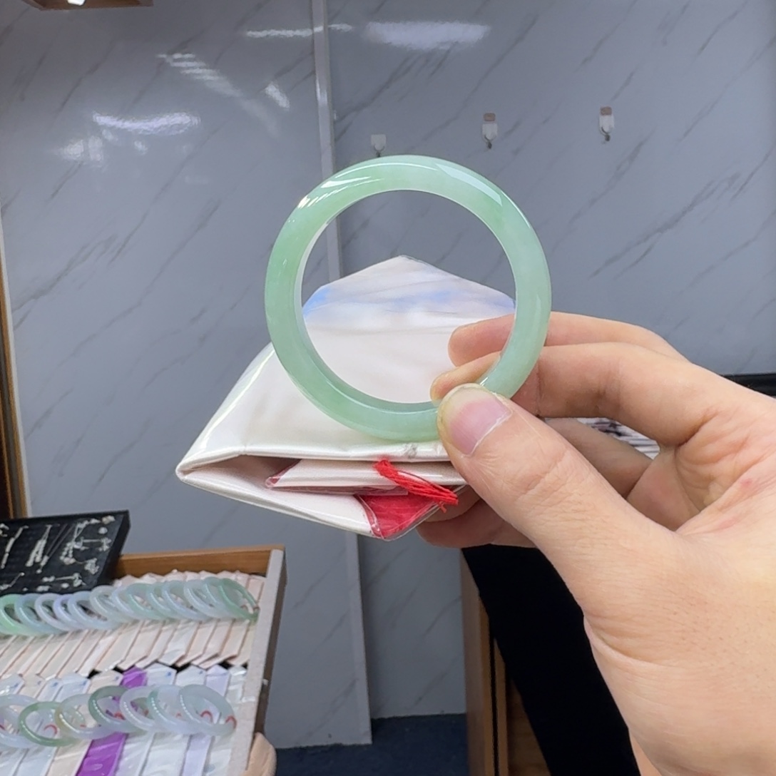 B***w翡翠未镶嵌手镯翡翠