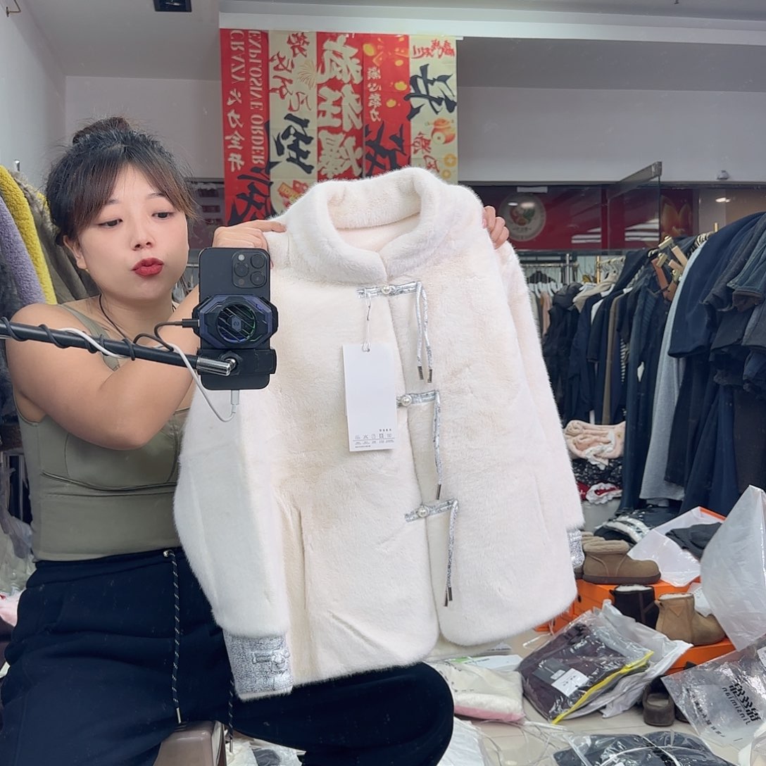 66130米色L毛毛外套