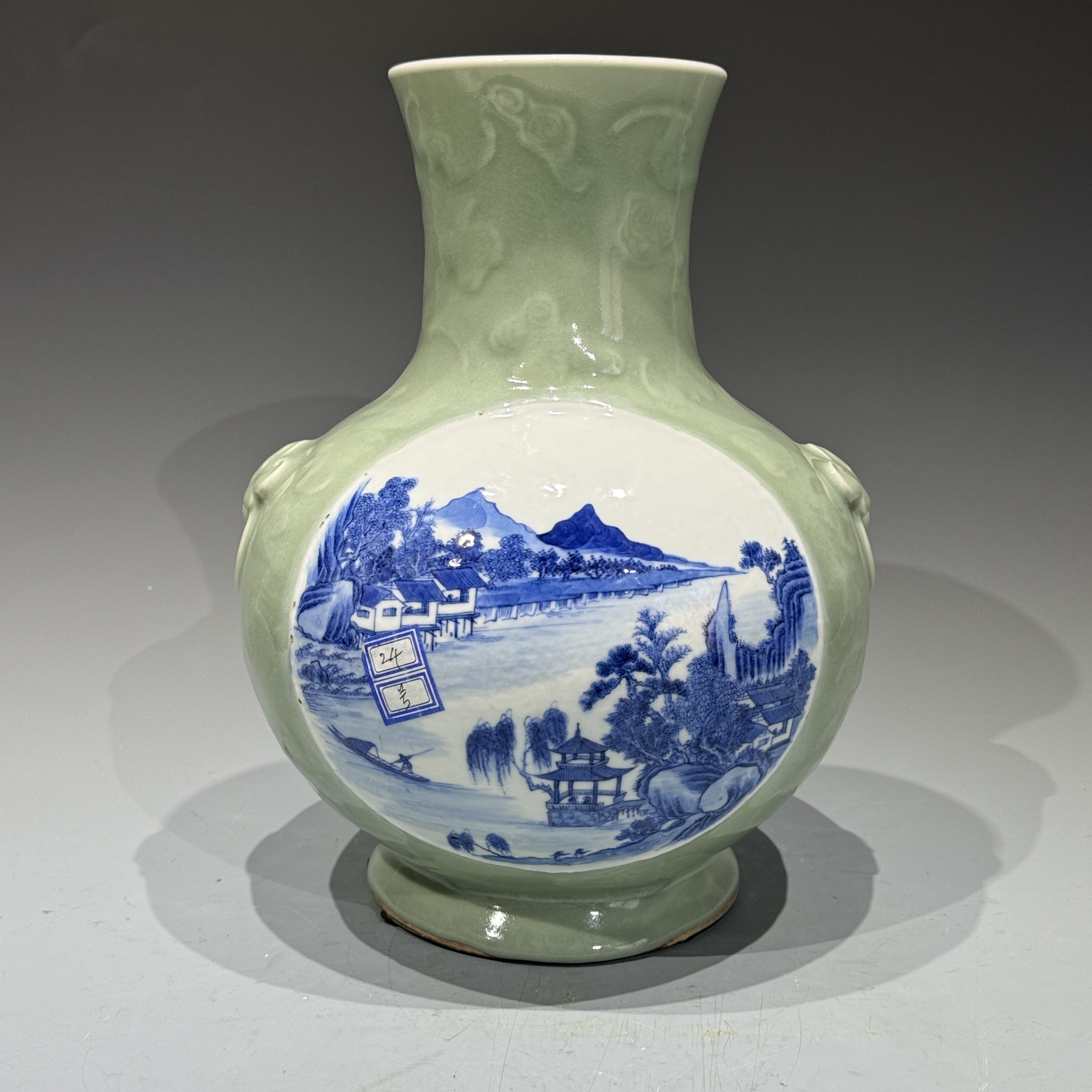 5025 清晚期 豆青釉开窗青花山水铺首瓶