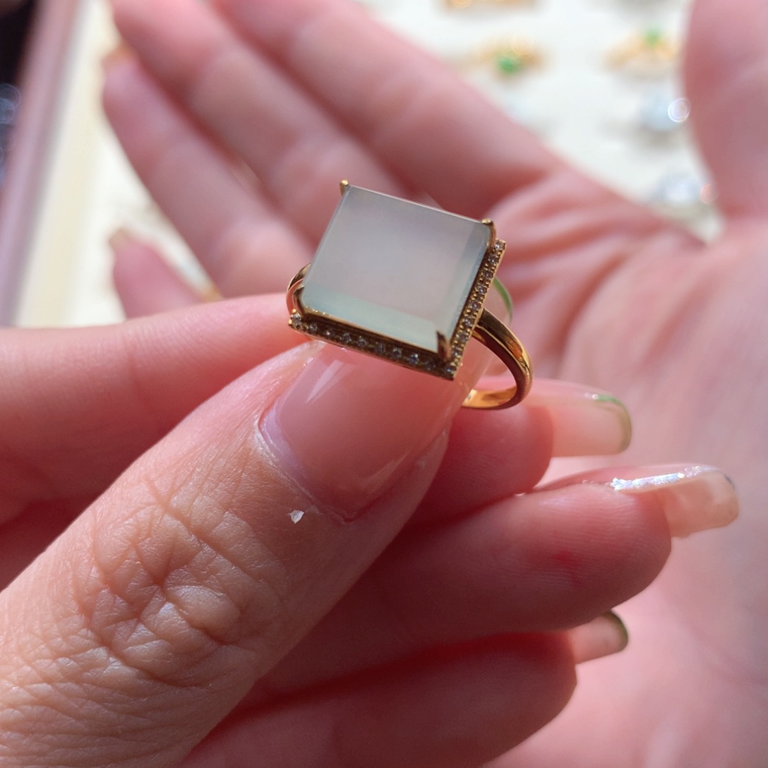 翡翠18K金镶嵌挂件猫**族翡翠