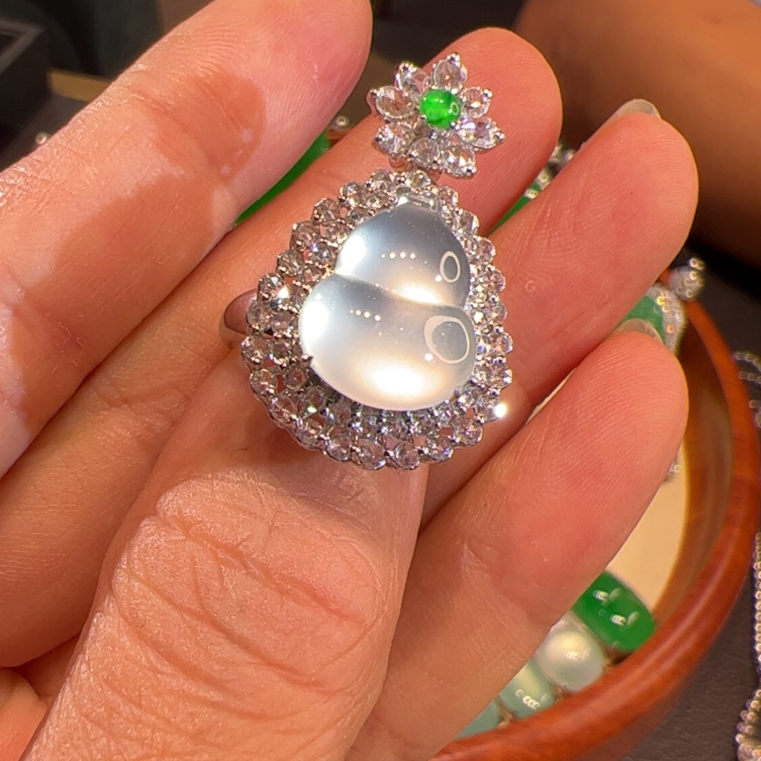 翡翠18K金镶嵌颈饰丹*天然缅甸A货翡翠。