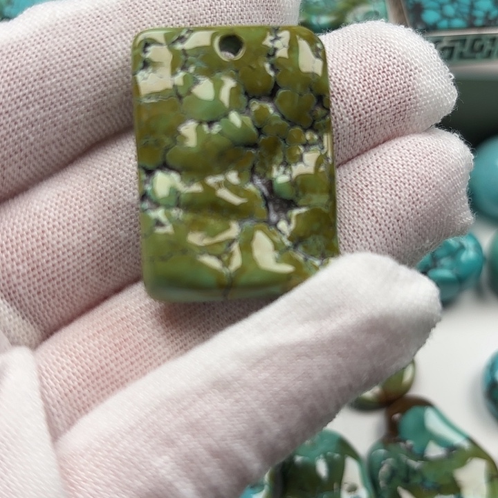 陆***陆绿松石未镶嵌珠宝奇石