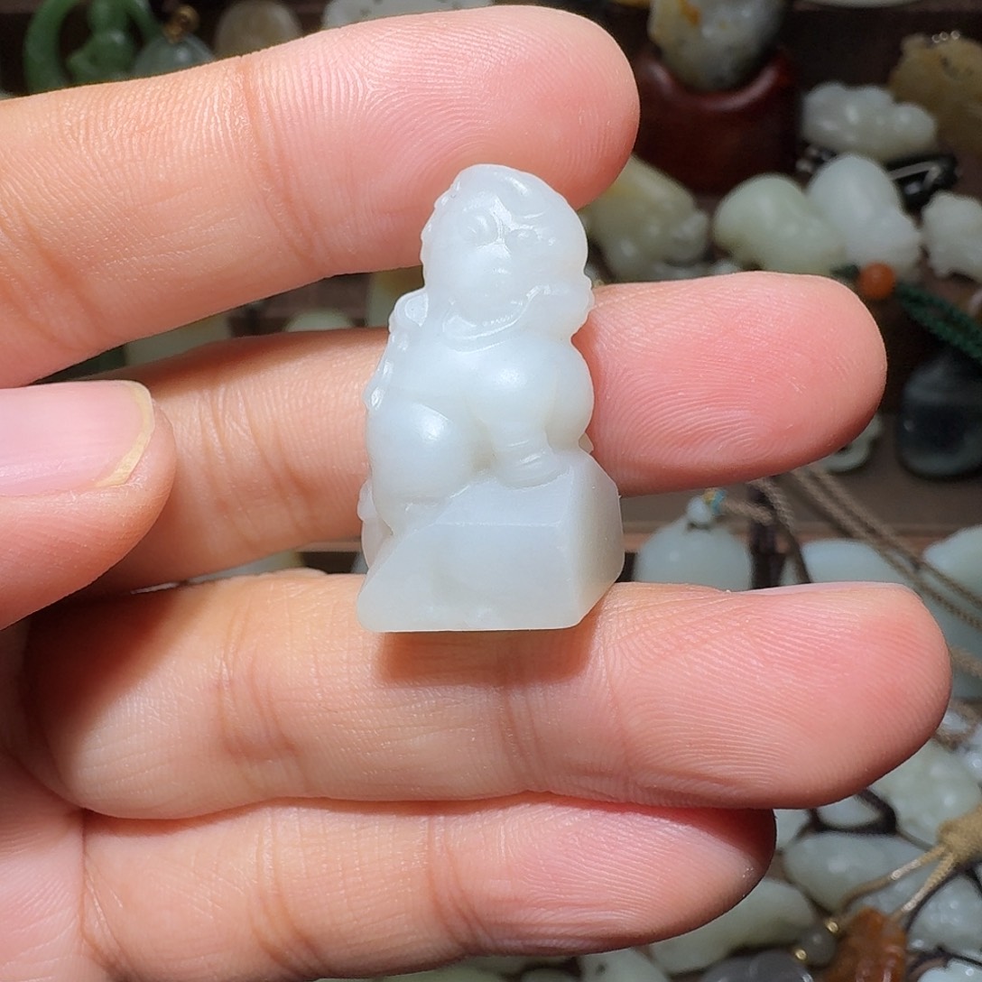 《***》和田玉未镶嵌颈饰