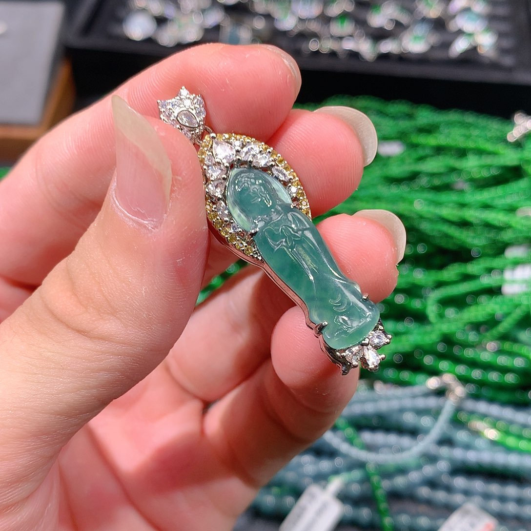 翡翠吊坠(赠链)未镶嵌天然