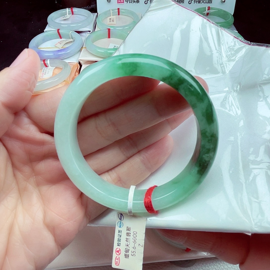 翡翠手镯未镶嵌内**静