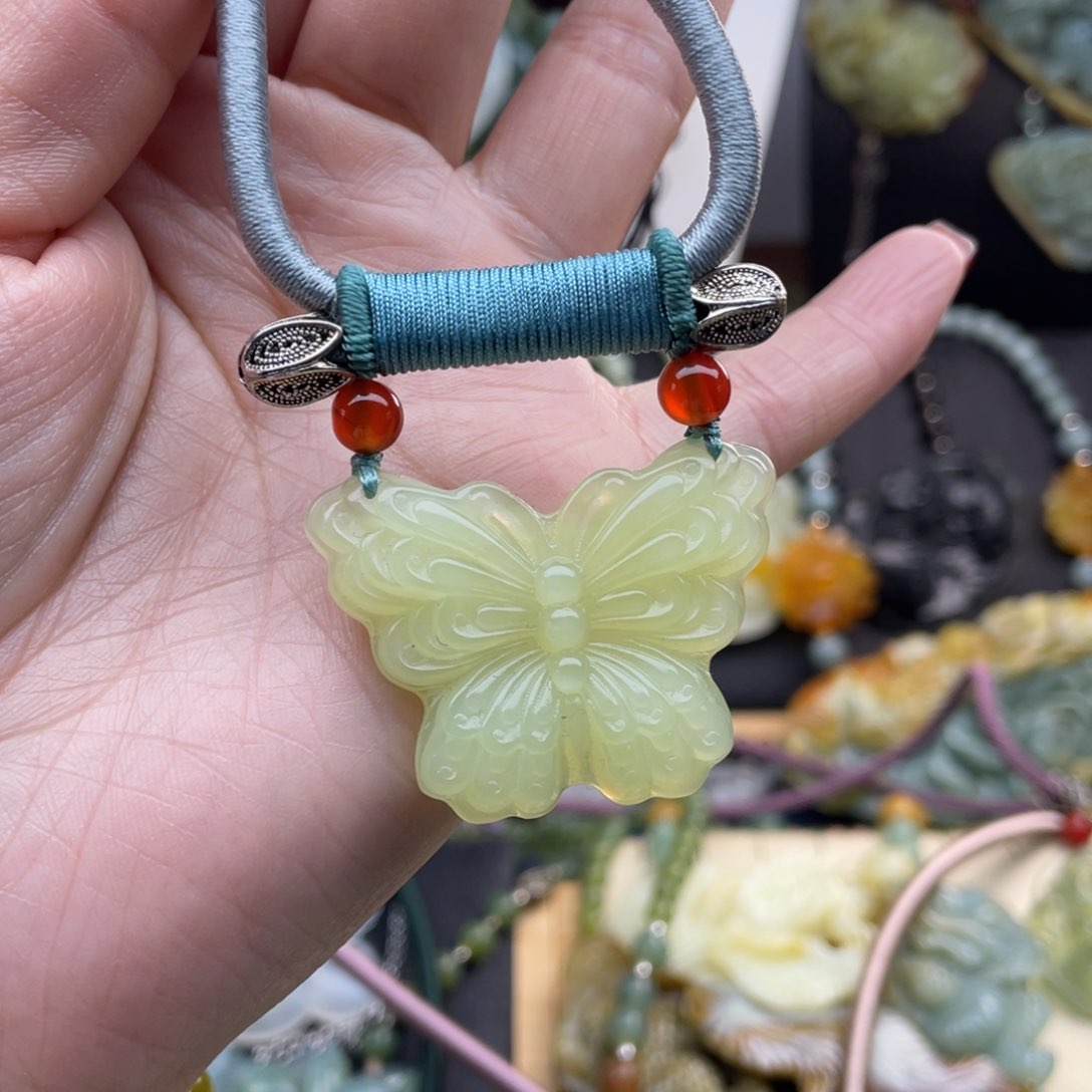 蛇纹石玉颈饰未镶嵌