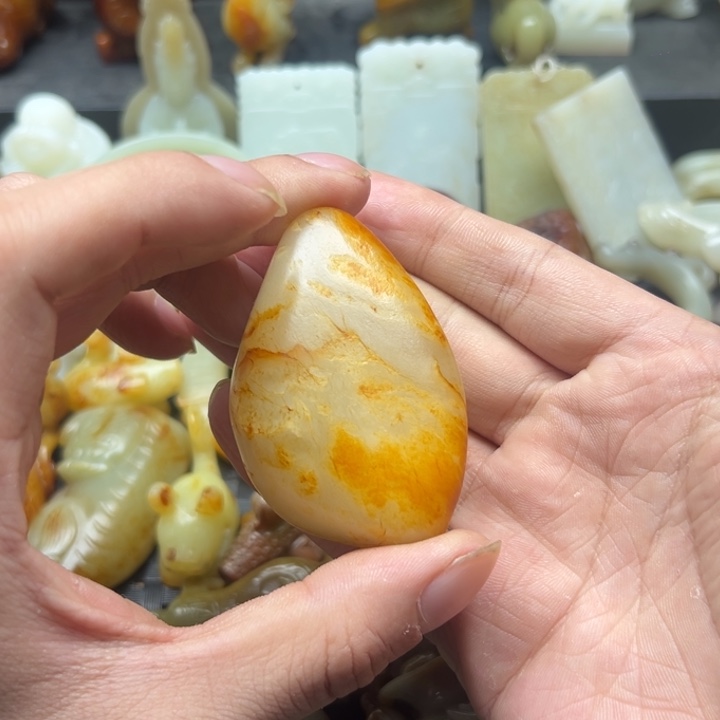 颈饰未镶嵌和田玉（糖玉）