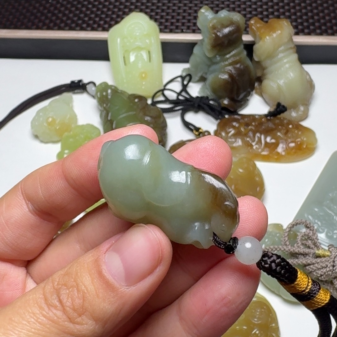 大***琳和田玉未镶嵌颈饰