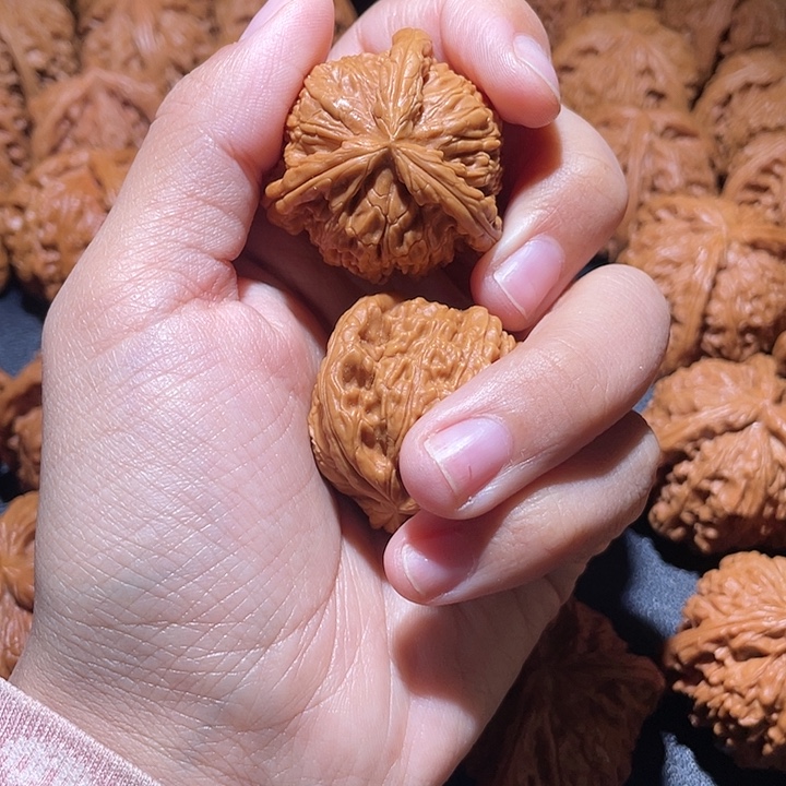 麒***洋文玩核桃吊坠小妹