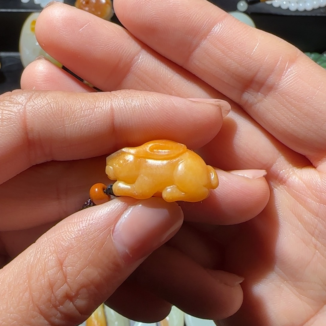 和田玉颈饰未镶嵌杠****?