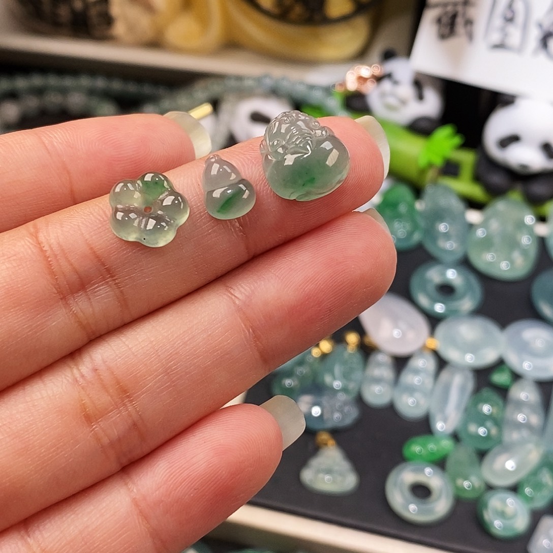 龙***菲翡翠未镶嵌颈饰飘花裸石