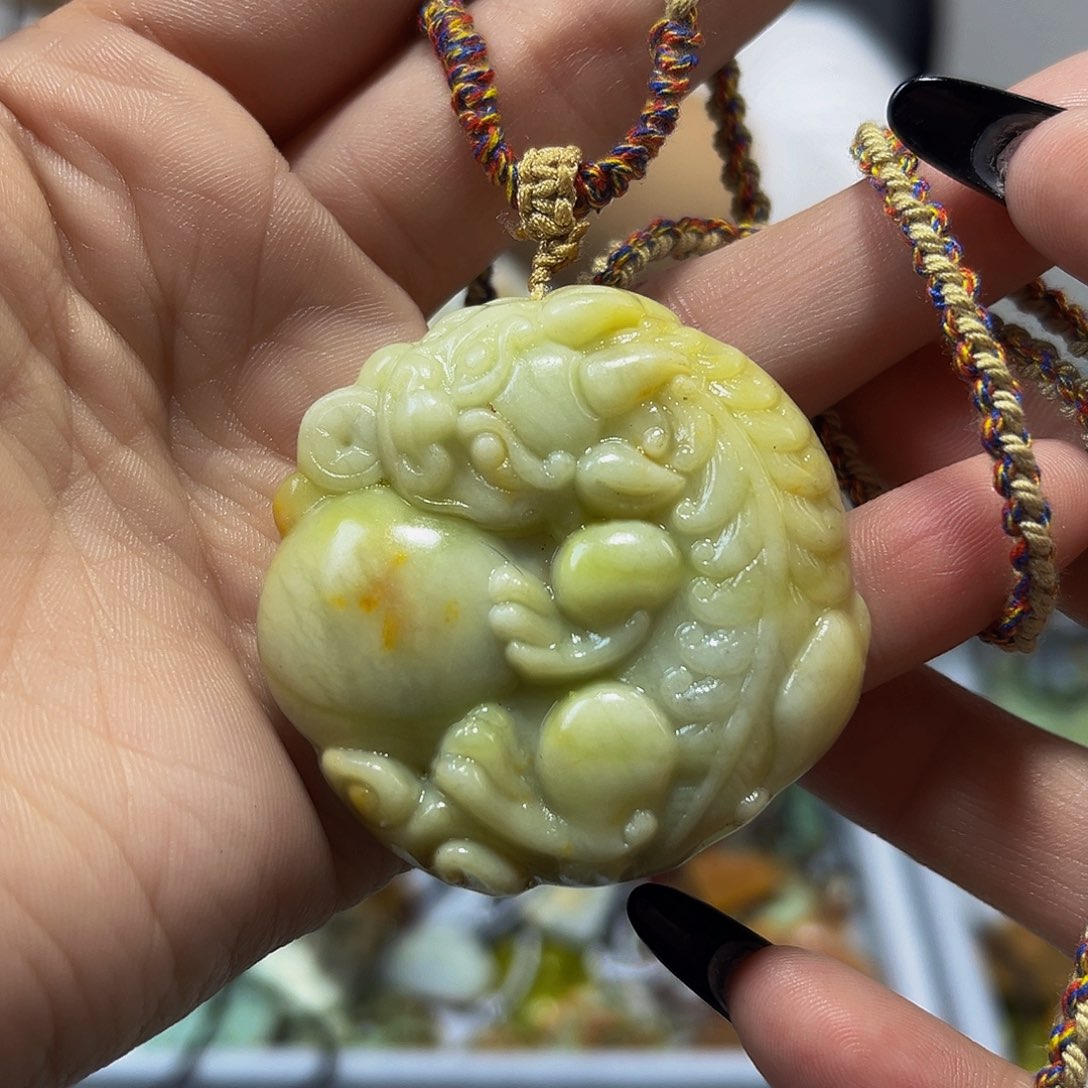 蛇纹石玉未镶嵌颈饰