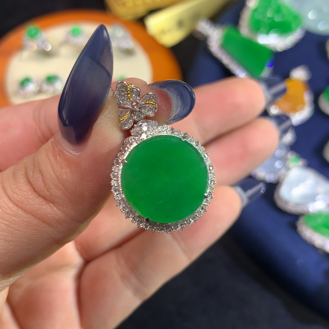 翡翠挂件18K金镶嵌圆牌