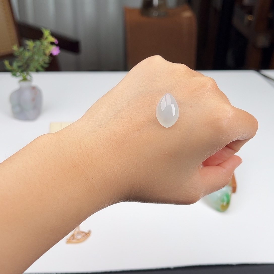 翡翠未镶嵌颈饰      