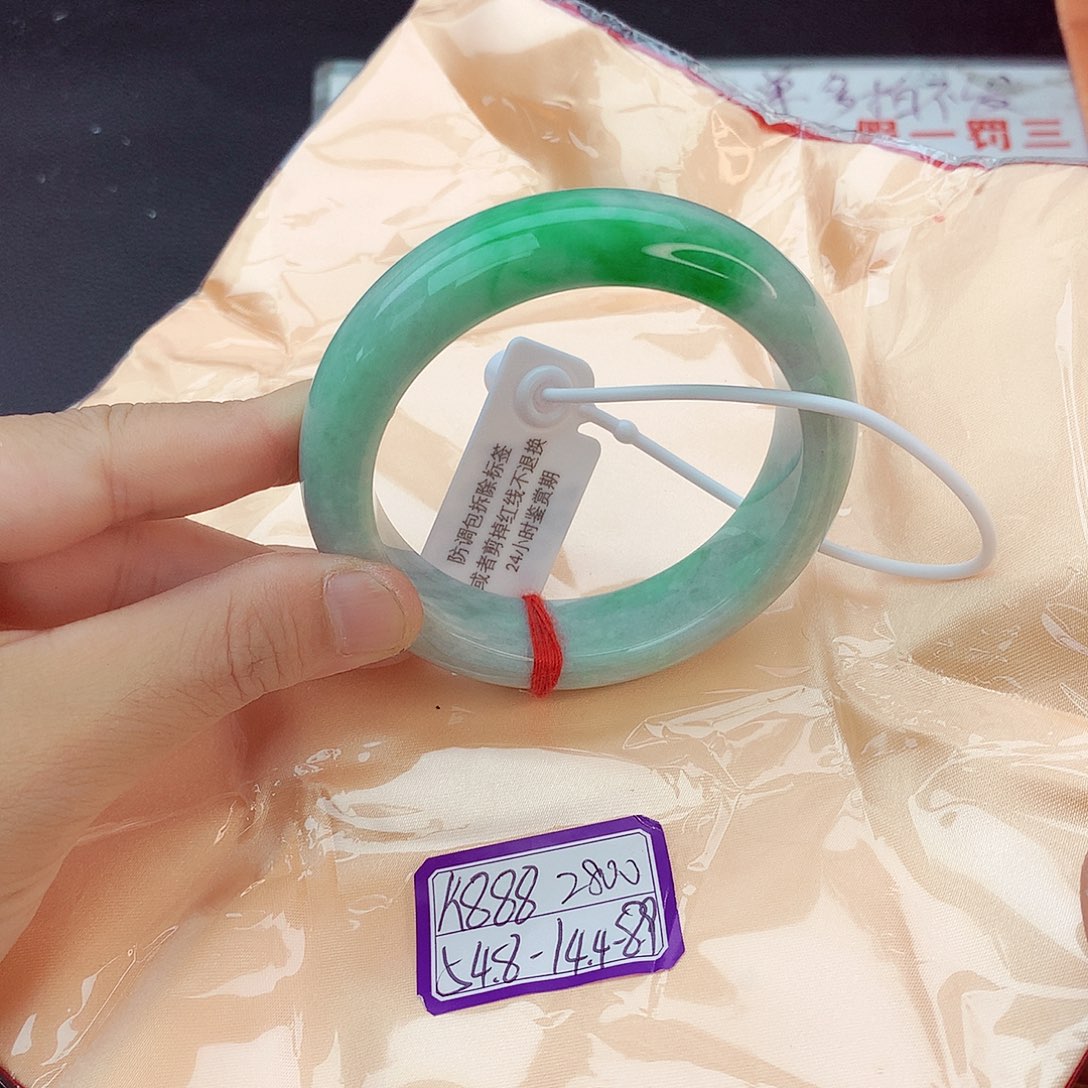 翡翠手镯未镶嵌翡翠