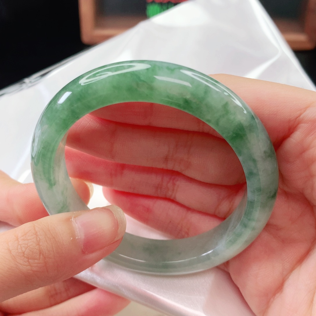 翡翠手镯未镶嵌圈口52