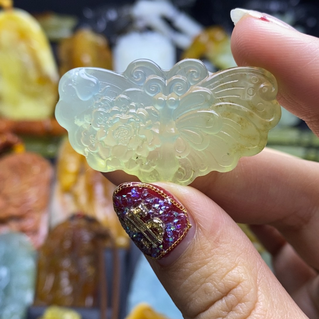 蛇纹石玉颈饰未镶嵌