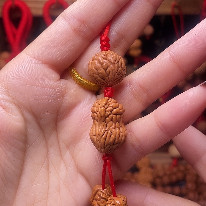 木质类龙纹桃枭挂件