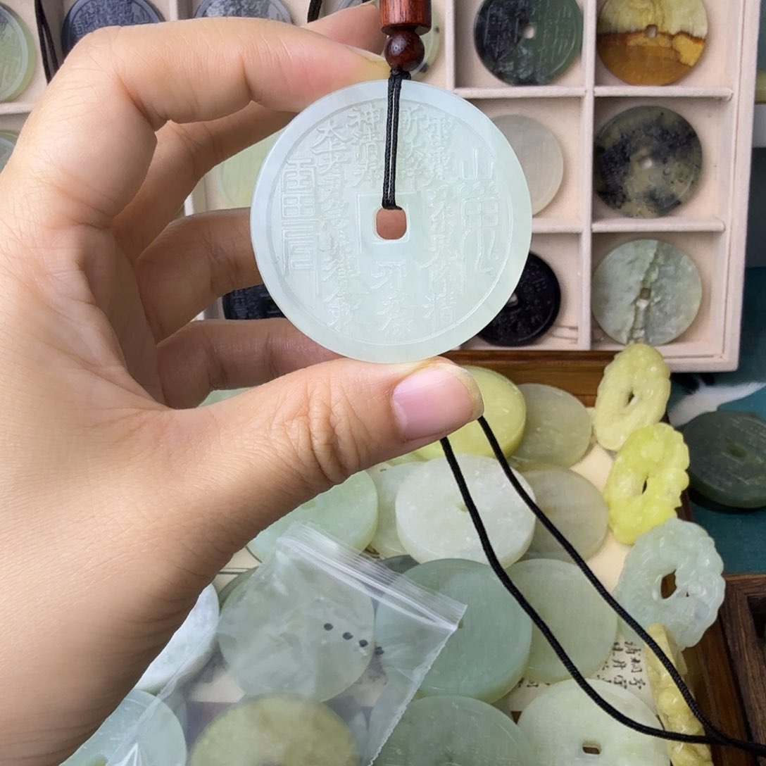 未镶嵌岫玉颈饰.***.