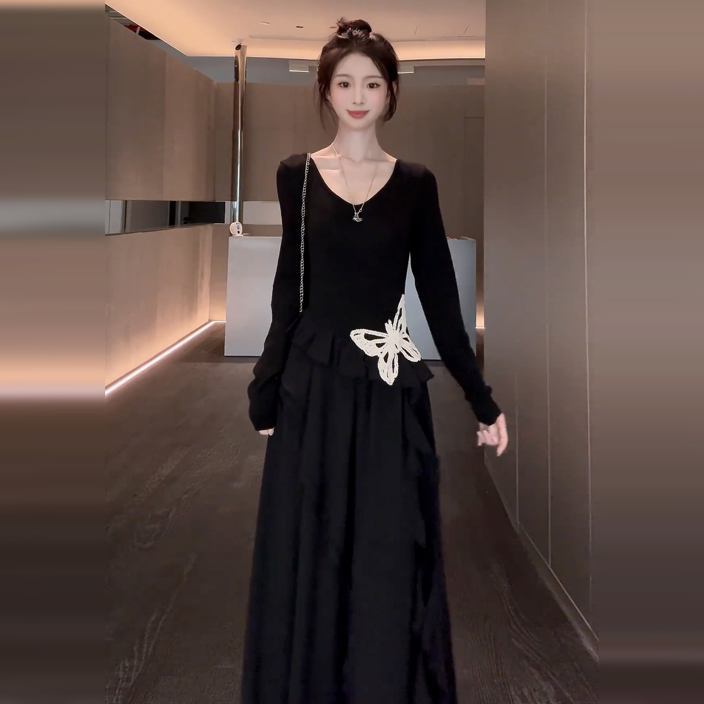 赫本风黑色长袖连衣裙子女2025早秋新款小个子不规则收腰长裙6394