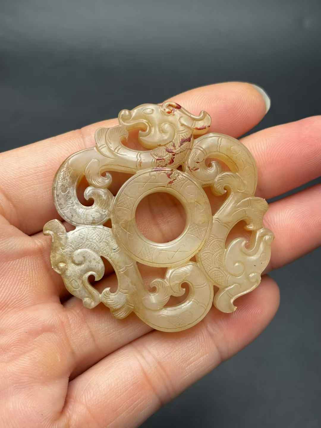 螭龙配饰造型精美