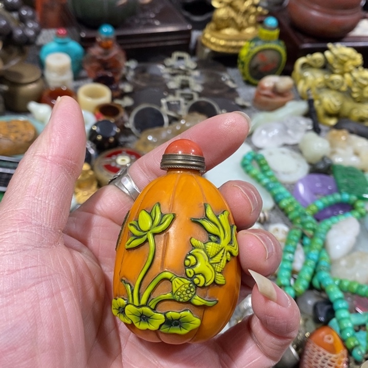 有机玻璃鼻烟壶。           