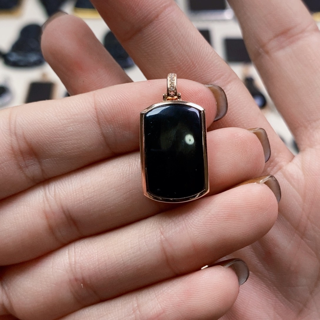 18K金镶嵌定制翡翠墨翠马鞍无事牌