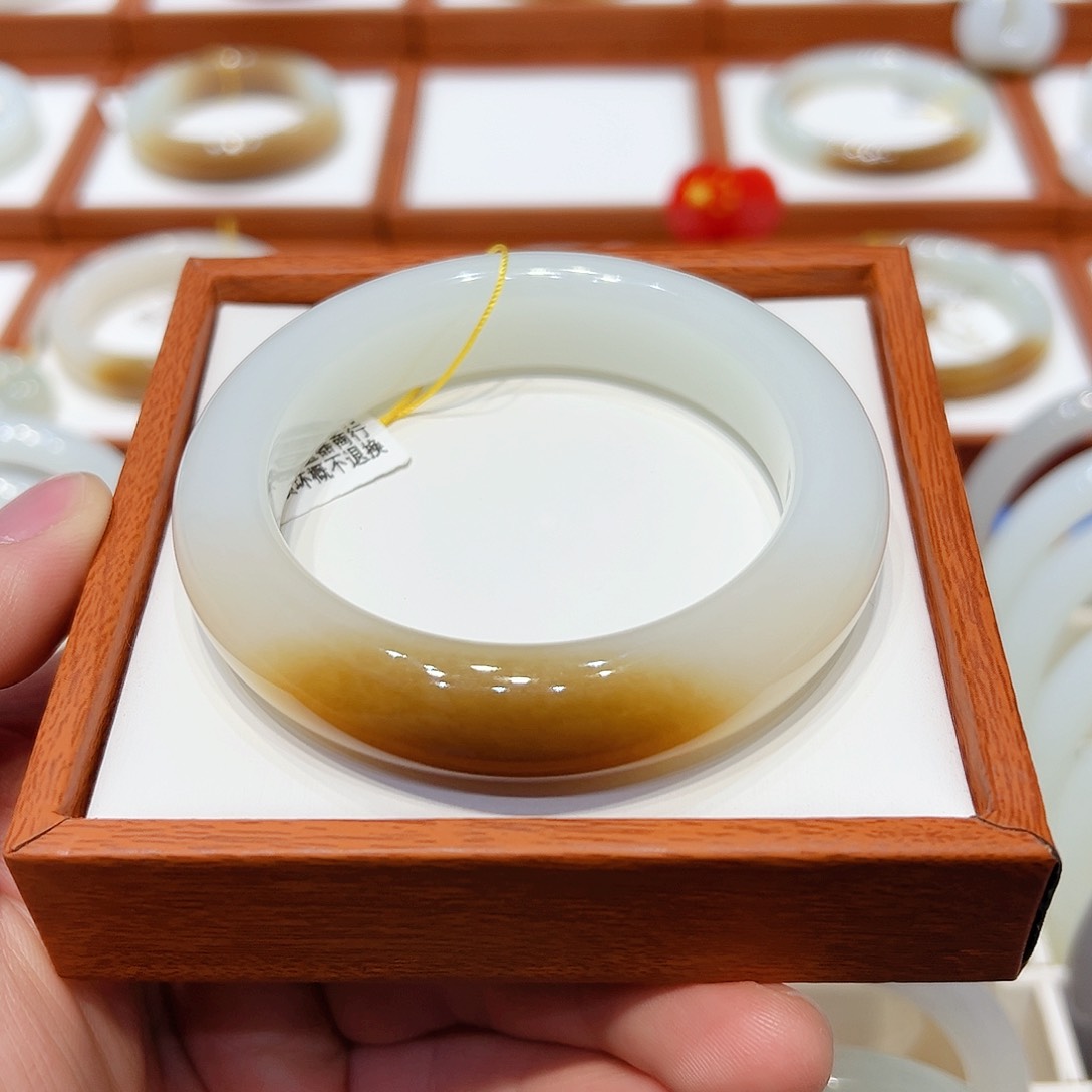 和田玉手镯未镶嵌且末一口蜜糖