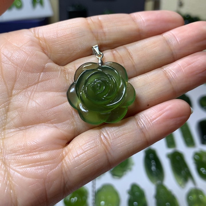 岫玉颈饰未镶嵌娟吊坠