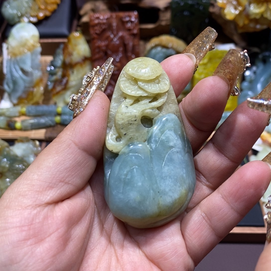 蛇纹石玉颈饰未镶嵌