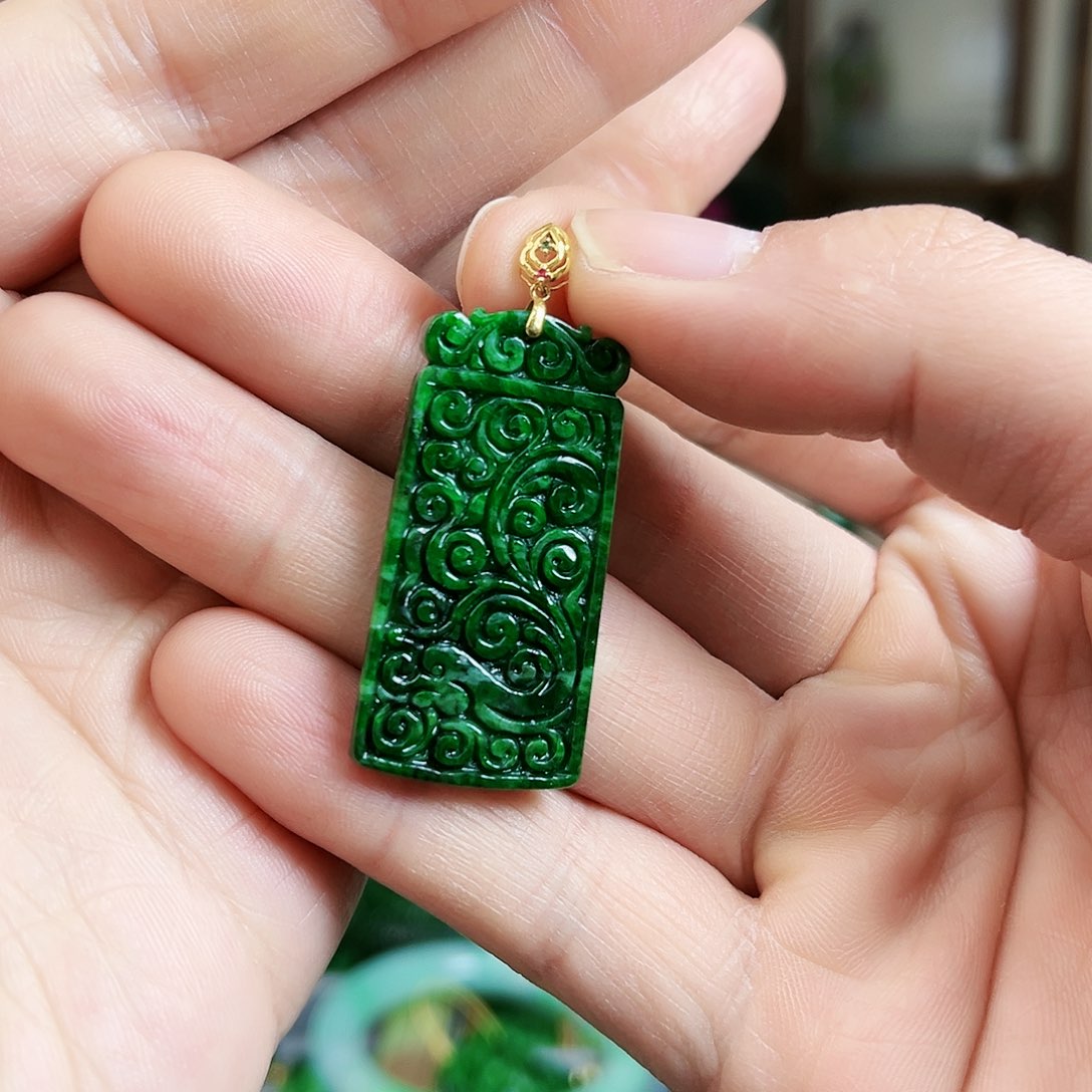 翡翠颈饰18K金镶嵌吊坠