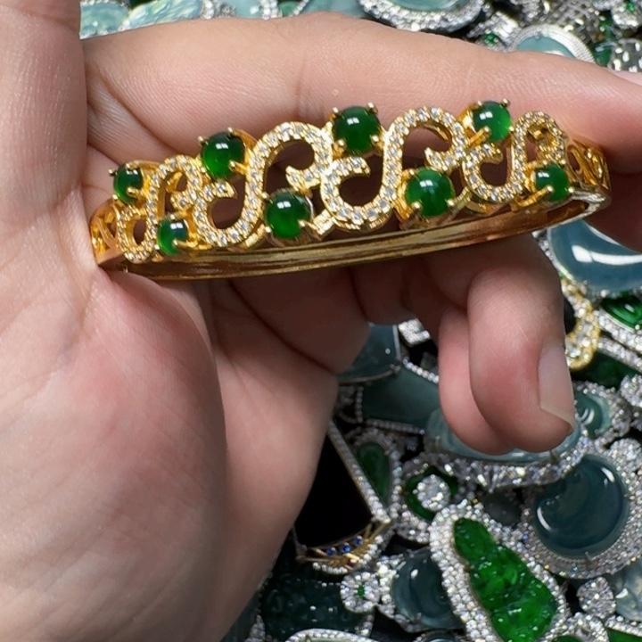 翡翠未镶嵌颈饰天然A货翡翠放漏