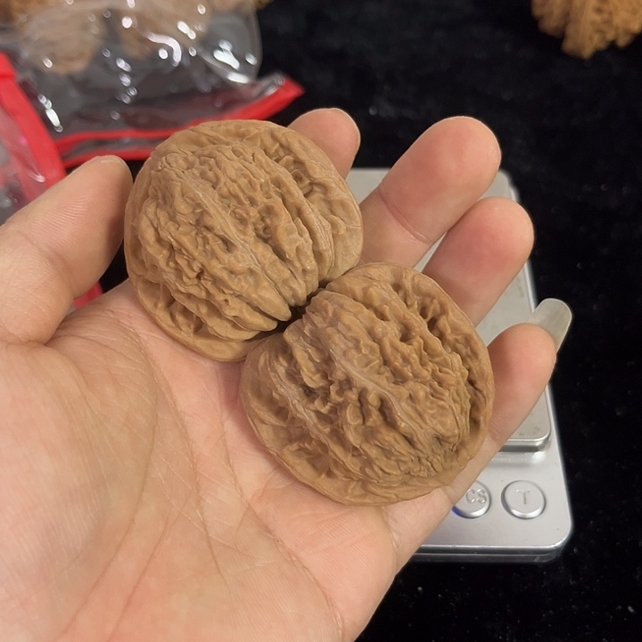 武***夫把件文玩核桃46左右练手微瑕微泛油，四座楼，朋友福利！