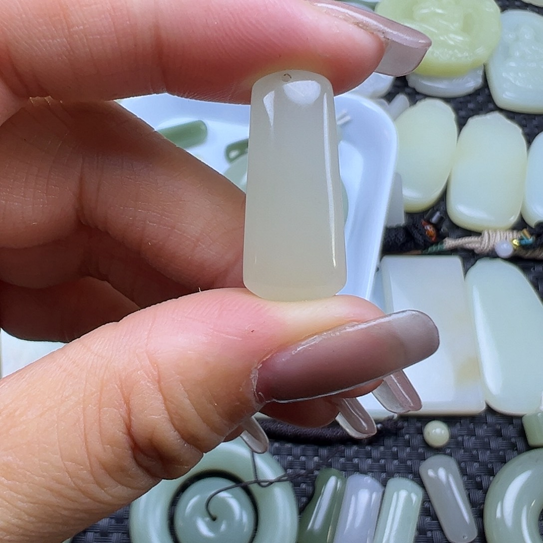 S***E和田玉未镶嵌颈饰卡25.5