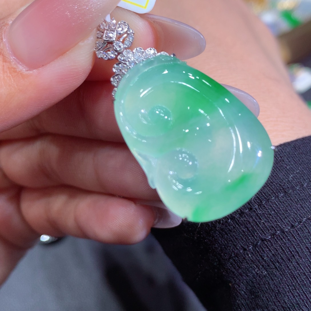 翡翠吊坠(赠链)18K金镶嵌