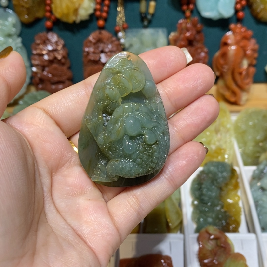 蛇纹石玉未镶嵌颈饰