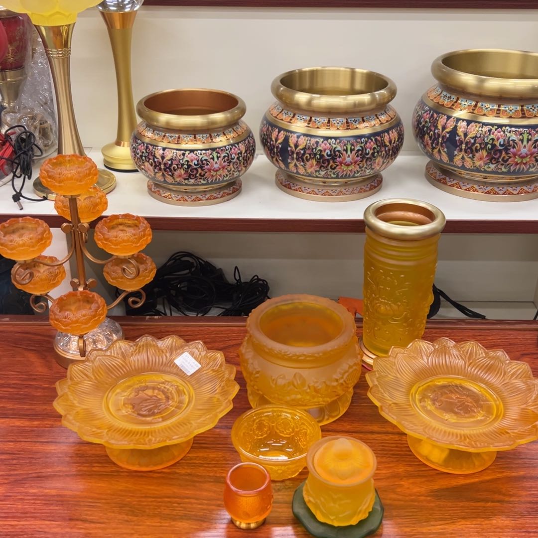 琉璃4香炉，3水杯，5酒杯，5碗，4果盘，1香筒，1烛台