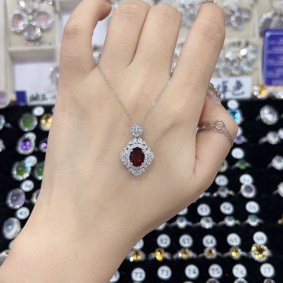 倾***柔颈饰银S925镶嵌石榴石