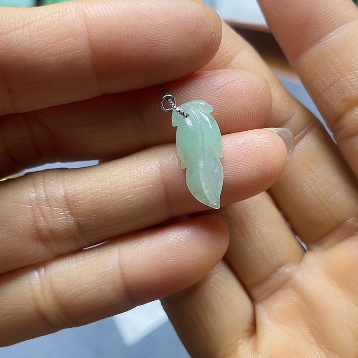 翡翠未镶嵌颈饰葡**?翡翠吊坠