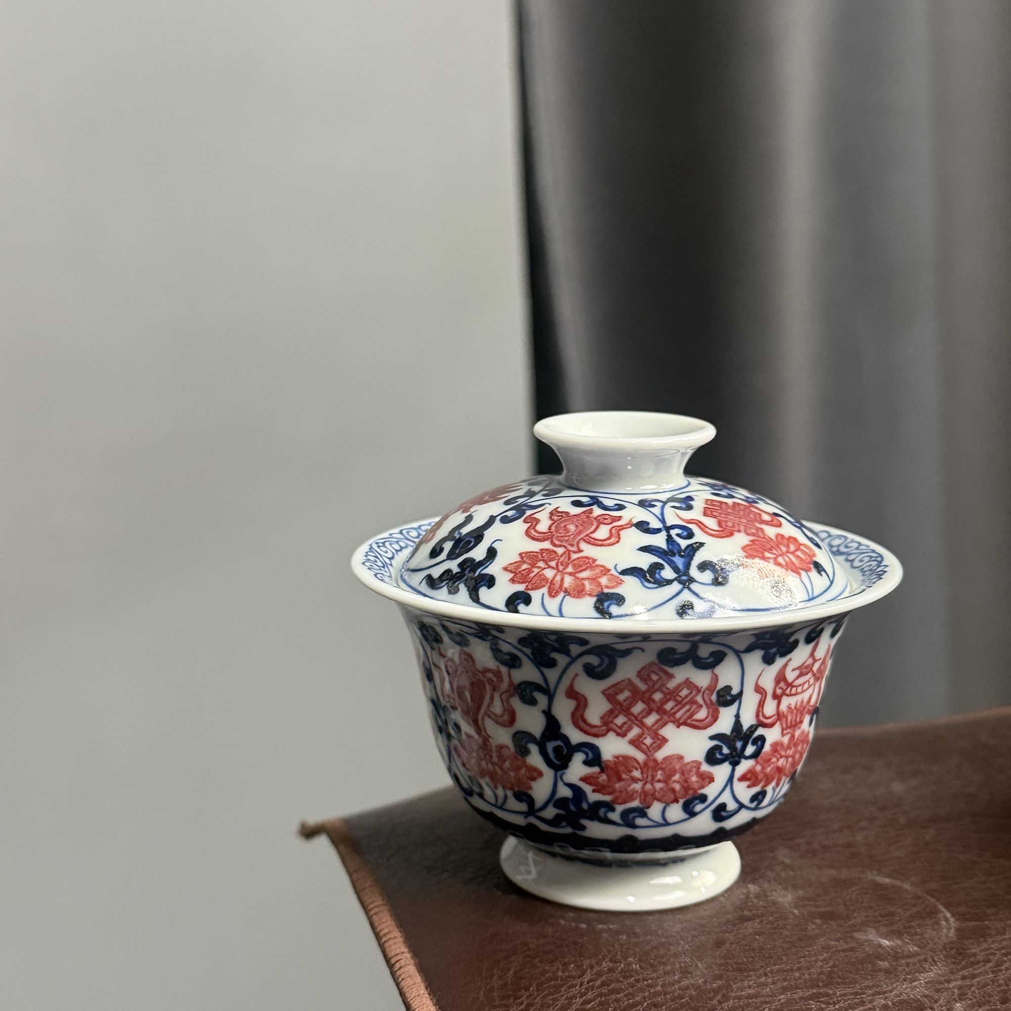 微瑕福利釉里红八宝盖碗