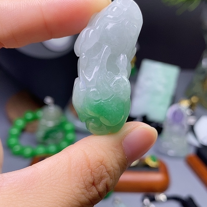 翡翠未镶嵌吊坠(赠链)