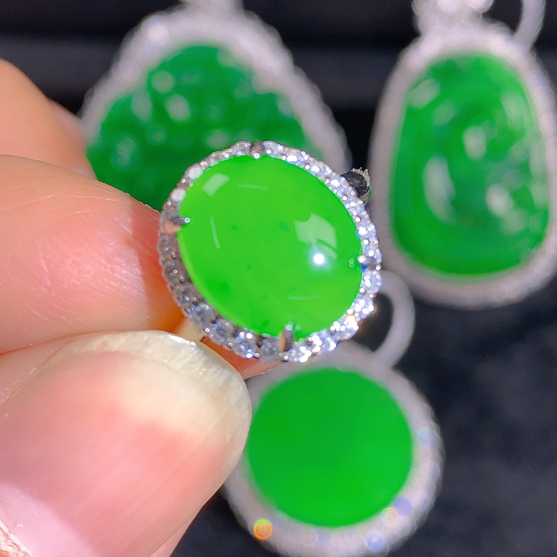 翡翠颈饰银S925镶嵌戒指