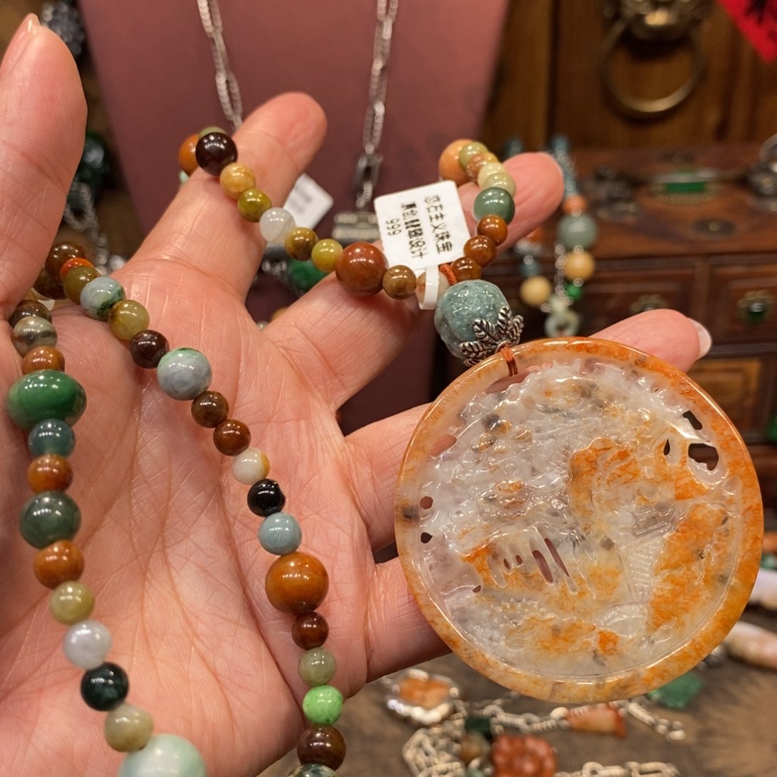 翡翠吊坠(赠链)未镶嵌