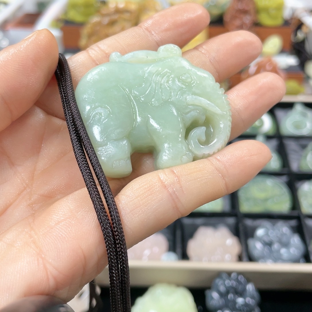 蛇纹石玉颈饰合金