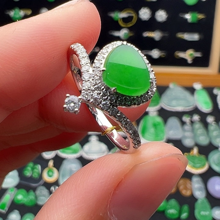 翡翠18K金镶嵌颈饰心