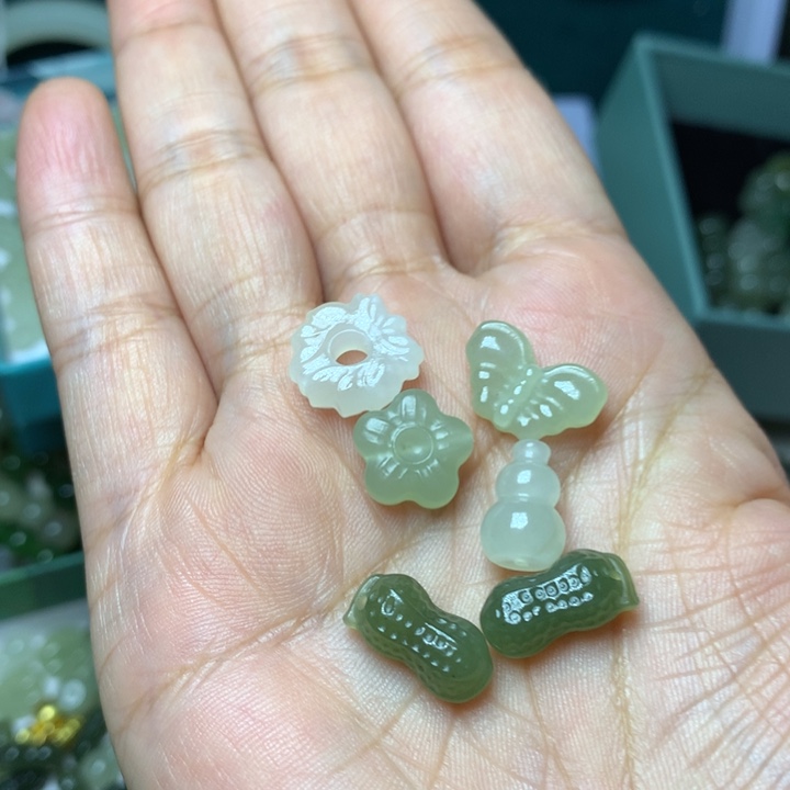 悠***米颈饰未镶嵌和田玉（糖玉）