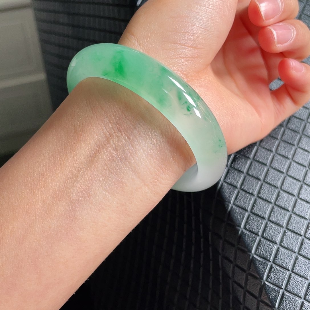 石英质玉手镯未镶嵌女*角