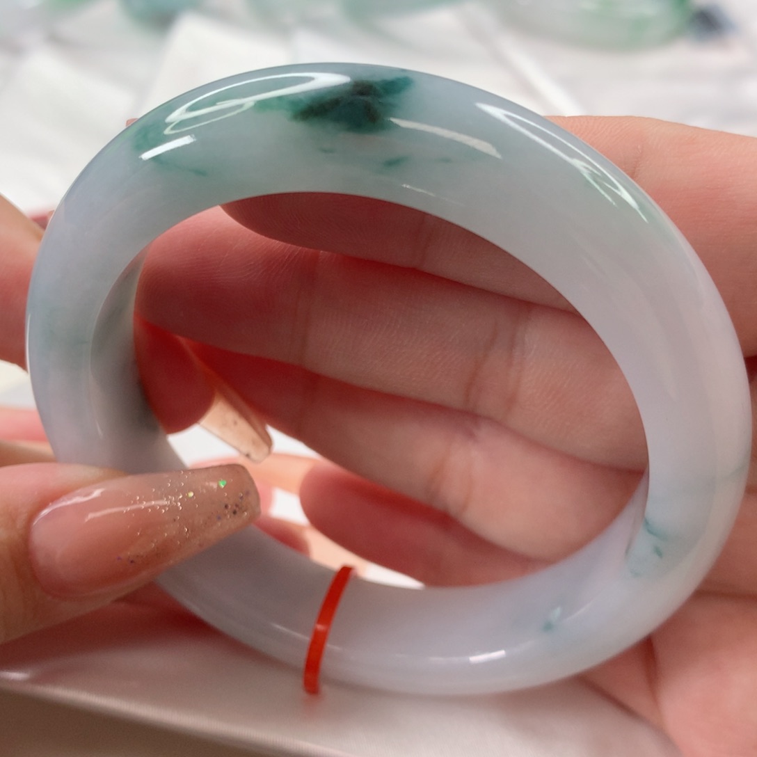 翡翠手镯未镶嵌57圈口牛奶底飘花