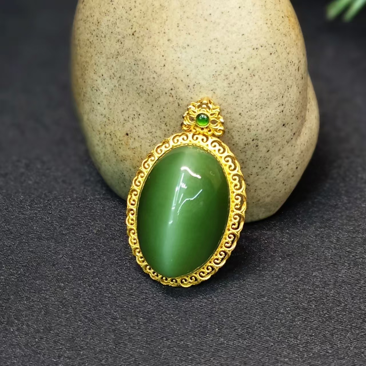 18K包镶和田玉碧玉猫眼吊坠